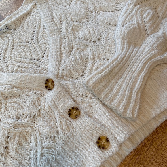 Arizona Jean Co White Fuzzy Short Sweater- Women’s Size Large - Picture 2 of 3